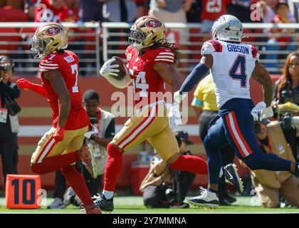 Santa Clara, États-Unis. 29 septembre 2024. Fred Warner (54) des 49ers de San Francisco revient une interception pour un touchdown contre les Patriots de la Nouvelle-Angleterre dans le deuxième quart-temps au Levi's Stadium à Santa Clara, Californie, le dimanche 29 septembre 2024. (Photo de Nhat V. Meyer/Bay Area News Group/TNS/SIPA USA) crédit : SIPA USA/Alamy Live News Banque D'Images