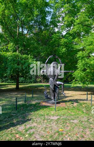Londres, Royaume-Uni, 20 septembre 2024, Frieze sculpture revient au Regent’s Park de Londres, cette initiative d’art public très célèbre coïncide avec Frieze London et Frieze Masters. Organisée par Fatoş Üstek, Frieze sculpture s’est élargie pour sa 12e édition pour inclure 22 artistes internationaux de premier plan issus des cinq continents, dont le travail sera installé dans les jardins anglais historiques du parc. Andrew Lalchan Photography/Alamy Live News Banque D'Images
