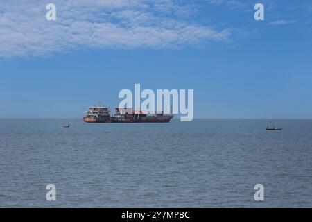 Bateau d'aspiration de sable amarré sur le rivage de la plage de Jomtien de Pattaya City et les bateaux aspireront le sable et rempliront la plage pour augmenter la zone de plage. Banque D'Images