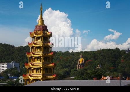 Haut de la pagode de Wat Tham Suea, entouré d'arbres et de nuages blancs, est situé dans la province de Kanchanaburi, une destination touristique religieuse populaire dans Banque D'Images