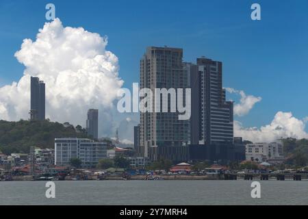 Ville de Sriracha dans la province de Chonburi, Thaïlande, vue d'une ville près de la mer sur la côte d'une ville avec des maisons près de la mer. Banque D'Images