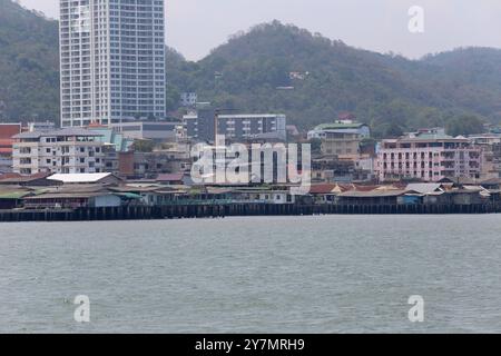 Ville de Sriracha dans la province de Chonburi, Thaïlande, vue d'une ville près de la mer sur la côte d'une ville avec des maisons près de la mer. Banque D'Images