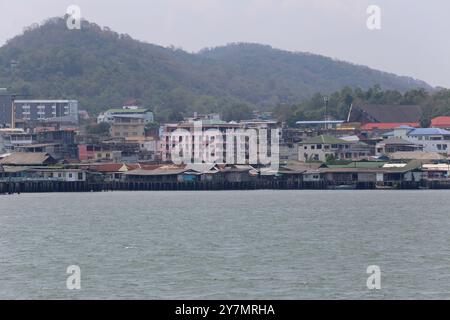 Ville de Sriracha dans la province de Chonburi, Thaïlande, vue d'une ville près de la mer sur la côte d'une ville avec des maisons près de la mer. Banque D'Images