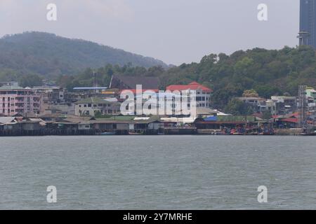 Ville de Sriracha dans la province de Chonburi, Thaïlande, vue d'une ville près de la mer sur la côte d'une ville avec des maisons près de la mer. Banque D'Images