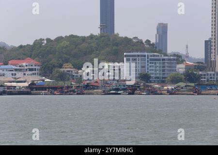 Ville de Sriracha dans la province de Chonburi, Thaïlande, vue d'une ville près de la mer sur la côte d'une ville avec des maisons près de la mer. Banque D'Images