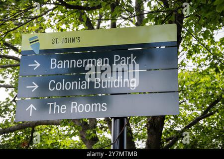 Panneau indiquant Bannerman Park, Colonial Building et les chambres du centre-ville de John's, Terre-Neuve-et-Labrador, Canada Banque D'Images