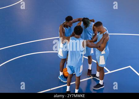 Discuter de stratégie avant le match, caucus d'équipe sur le terrain de basket-ball, espace de copie Banque D'Images