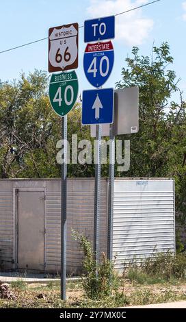 Panneaux routiers pour l'historique US 66 et l'Arizona State route 40 devant une remorque à Ash Fork, Arizona, États-Unis par une journée d'été ensoleillée Banque D'Images