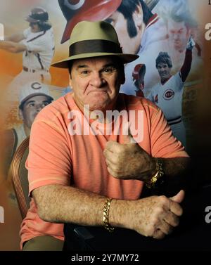 Las Vegas, Nevada, États-Unis. 11 juillet 2013. Ancien joueur de baseball de la Major League, PETE ROSE pose avant de signer des autographes au Art of the Music Inside the Shoppes au Mandalay place à Las Vegas. Rose signe des autographes 15-20 jours par mois. Crédit : David Becker/ZUMA Wire/Alamy Live News Banque D'Images