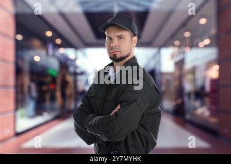 Portrait d'un gardien de sécurité confiant dans un centre commercial Banque D'Images