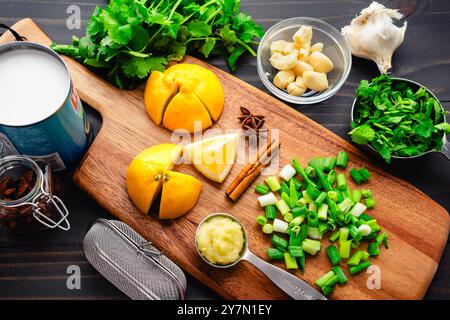 Légumes hachés avec une boîte de lait de coco : préparer des herbes pour un poulet rôti à la noix de coco avec de la citronnelle, de l'ail, de la coriandre et plus encore Banque D'Images