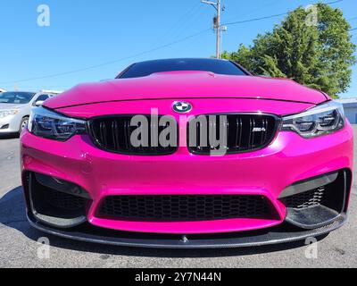 Seattle, WA, USA -19 juillet 2024 : BMW F82 M4 compétition couleur rose vue avant. BMW F82 M4 est la version sport de la voiture BMW. Banque D'Images