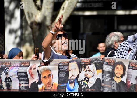 Marseille, France. 29 septembre 2024. Un manifestant tient une banderole tout en scandant des slogans pendant la manifestation. Des centaines de personnes ont manifesté à Marseille pour réclamer un cessez-le-feu à Gaza et la paix au Liban. Comme elle le fait pour Gaza, l'armée israélienne intensifie ses bombardements au Liban. Crédit : SOPA images Limited/Alamy Live News Banque D'Images
