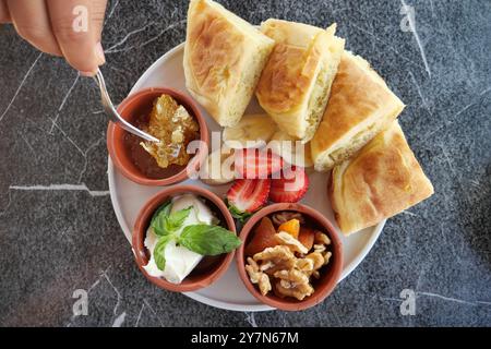 Une délicieuse assiette de petit déjeuner composée de pain plat servi avec une variété de fruits frais Banque D'Images