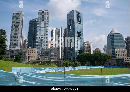 27.07.2023, Singapour, République de Singapour, Asie - Un paysage urbain avec des immeubles résidentiels modernes de grande hauteur et des tours de bureaux le long de Paterson Road. Banque D'Images