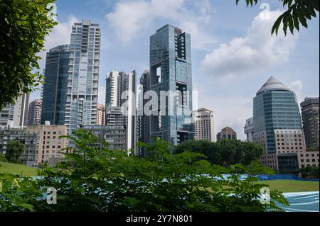 27.07.2023, Singapour, République de Singapour, Asie - Un paysage urbain avec des immeubles résidentiels modernes de grande hauteur et des tours de bureaux le long de Paterson Road. Banque D'Images