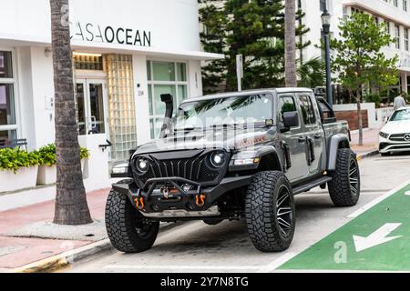 Miami Beach, Floride États-Unis - 10 juin 2024 : 2018 Jeep Gladiator Mojave 4x4 awd Whiteat Ocean Drive miami Beach. Jeep est une marque populaire de suv crossover Banque D'Images