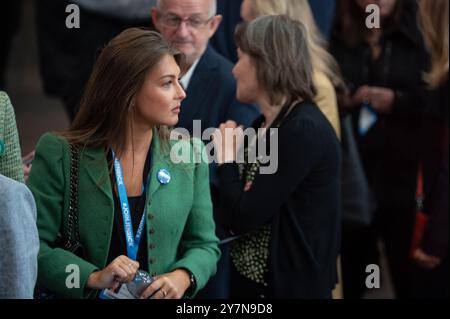 Birmingham, Royaume-Uni. 30 septembre 2024. Files d’attente avant la session « rencontrez nos candidats au leadership » à la conférence. Le Parti conservateur est le deuxième plus grand parti politique du Royaume-Uni et se réunit à Birmingham pour sa conférence d'automne. (Photo de David Tramontan/SOPA images/SIPA USA) crédit : SIPA USA/Alamy Live News Banque D'Images