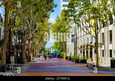 Rue piétonne seulement au centre-ville de San José San Pedro Square entouré d'arbres et de restaurants - San Jose, Californie, États-Unis - 15 septembre 2024 Banque D'Images