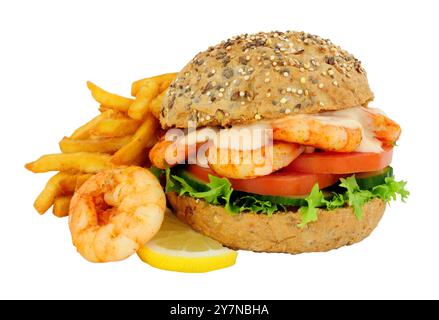 Rouleau sandwich aux crevettes et à la salade avec frites croustillantes isolé sur un fond blanc Banque D'Images