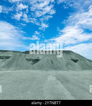 Pile industrielle de pierre concassée extraite à la carrière de calcaire, utilisée pour les matériaux de construction. Extraction de matières premières pour des projets d'infrastructure. Limeston Banque D'Images