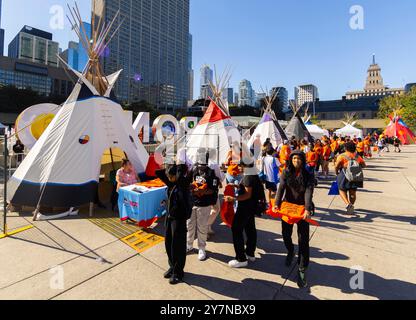 Toronto, Canada. 30 septembre 2024. Des gens participent à un événement marquant la Journée nationale de la vérité et de la réconciliation à Toronto, Canada, le 30 septembre 2024. L'événement annuel, également connu sous le nom de Journée du maillot orange, a été créé comme jour férié fédéral en 2021 pour commémorer les milliers d'enfants qui sont morts alors qu'ils étaient forcés de fréquenter des pensionnats gérés par l'église et financés par le gouvernement et réfléchir aux impacts continus sur les survivants, leurs familles et leurs communautés. Crédit : Zou Zheng/Xinhua/Alamy Live News Banque D'Images