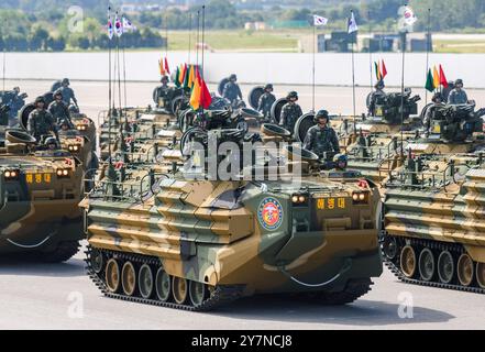 Seongnam, Corée du Sud. 25 septembre 2024. Véhicules amphibies d'assaut de la Corée du Sud vus lors du 76e anniversaire de la journée pré-média de la Journée des forces armées à la base aérienne de Séoul. La Journée des forces armées en Corée du Sud est une manifestation annuelle généralement célébrée le 1er octobre pour commémorer le service des hommes et des femmes dans les forces armées de la République de Corée. Le jour où les forces sud-coréennes ont franchi le 38e parallèle en 1950 pendant la guerre de Corée. Crédit : SOPA images Limited/Alamy Live News Banque D'Images