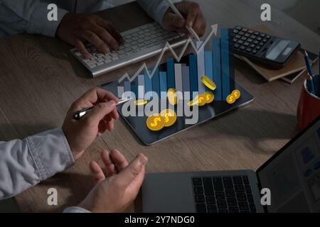 Concept d'investissement homme d'affaires vers le haut flèche revenus d'investissement et croissance avec l'argent Banque D'Images