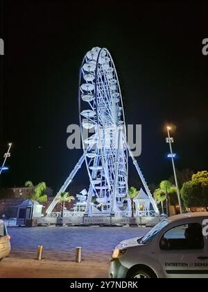 10.09.2024 France la Grande roue illuminée éblouit les visiteurs la nuit, créant des expériences inoubliables Banque D'Images
