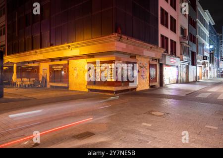 Cologne, Allemagne. 1er octobre 2024. Vue d'un magasin vide sur Hohe Strasse (rue commerçante de 680 mètres de long dans le centre de Cologne). Crédit : Thomas Banneyer/dpa/Alamy Live News Banque D'Images