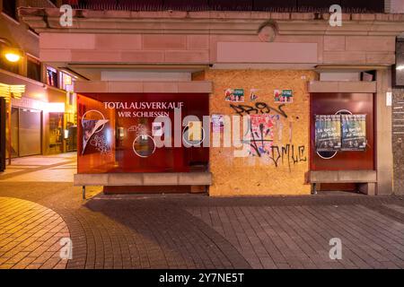 Cologne, Allemagne. 1er octobre 2024. Vue d'un magasin vide sur Hohe Strasse (rue commerçante de 680 mètres de long dans le centre de Cologne). Crédit : Thomas Banneyer/dpa/Alamy Live News Banque D'Images