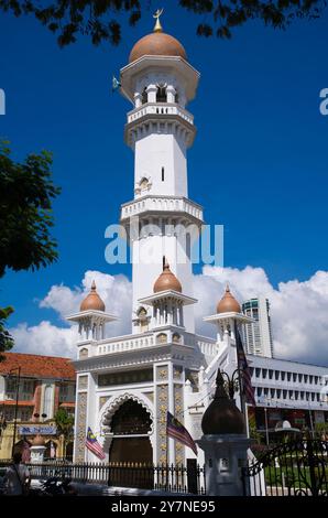 Malaisie : la mosquée Kapitan Keling, Georgetown, Pulau Penang (île de Penang) a été fondée vers 1800 par Caudeer Mohudeen, le leader de la communauté musulmane indienne de Penang. Masjid Kapitan Keling est la mosquée historique la plus ancienne et la plus connue de Penang. Caudeer Mohudeen portait le titre de Kapitan Kling ou «Capitaine des Klings». Keling était un terme employé à cette époque pour décrire les musulmans tamouls, également connus sous le nom de Chulia, qui formaient la majeure partie de la communauté musulmane indienne. Caudeer Mohudeen meurt en 1834, et sa tombe survit toujours à Kampung Kolam. Banque D'Images