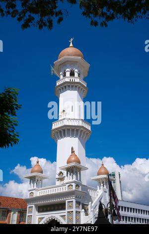 Malaisie : la mosquée Kapitan Keling, Georgetown, Pulau Penang (île de Penang) a été fondée vers 1800 par Caudeer Mohudeen, le leader de la communauté musulmane indienne de Penang. Masjid Kapitan Keling est la mosquée historique la plus ancienne et la plus connue de Penang. Caudeer Mohudeen portait le titre de Kapitan Kling ou «Capitaine des Klings». Keling était un terme employé à cette époque pour décrire les musulmans tamouls, également connus sous le nom de Chulia, qui formaient la majeure partie de la communauté musulmane indienne. Caudeer Mohudeen meurt en 1834, et sa tombe survit toujours à Kampung Kolam. Banque D'Images