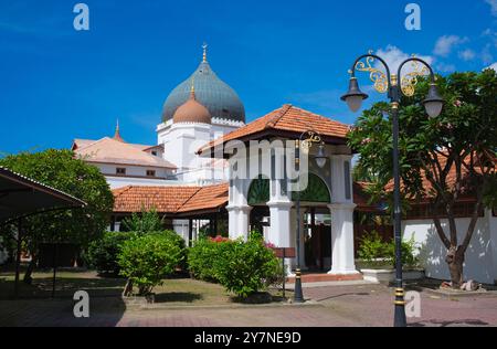 Malaisie : la mosquée Kapitan Keling, Georgetown, Pulau Penang (île de Penang) a été fondée vers 1800 par Caudeer Mohudeen, le leader de la communauté musulmane indienne de Penang. Masjid Kapitan Keling est la mosquée historique la plus ancienne et la plus connue de Penang. Caudeer Mohudeen portait le titre de Kapitan Kling ou «Capitaine des Klings». Keling était un terme employé à cette époque pour décrire les musulmans tamouls, également connus sous le nom de Chulia, qui formaient la majeure partie de la communauté musulmane indienne. Caudeer Mohudeen meurt en 1834, et sa tombe survit toujours à Kampung Kolam. Banque D'Images