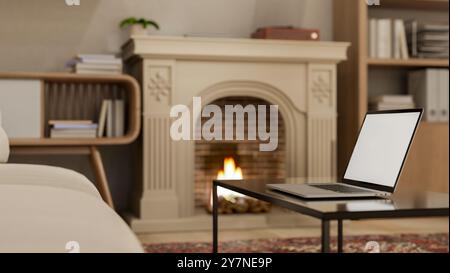 Un gros plan d'un ordinateur portable placé sur une table basse moderne dans un salon confortable, vintage-contemporain, avec une cheminée blanche classique et h de bon goût Banque D'Images