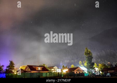 Pahalgam, Inde. 30 septembre 2024. Une photo longue exposition montre des étoiles illuminer le ciel au-dessus des cabanes à In Pahalgam, une station de montagne à environ 120 km de Srinagar la capitale estivale du Jammu-et-Cachemire. Crédit : SOPA images Limited/Alamy Live News Banque D'Images