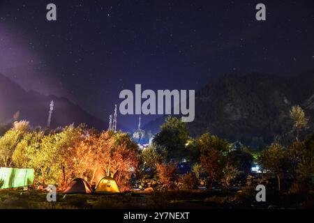 Pahalgam, Inde. 30 septembre 2024. Les visiteurs campent sous le ciel étoilé de la nuit à Pahalgam, une station de montagne à environ 120 km de Srinagar la capitale estivale du Jammu-et-Cachemire. Crédit : SOPA images Limited/Alamy Live News Banque D'Images