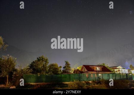 Pahalgam, Inde. 30 septembre 2024. Une photo longue exposition montre des étoiles illuminer le ciel la nuit à Pahalgam, une station de montagne à environ 120 km de Srinagar la capitale estivale du Jammu-et-Cachemire. Crédit : SOPA images Limited/Alamy Live News Banque D'Images