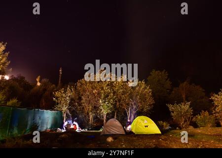 Pahalgam, Inde. 30 septembre 2024. Les visiteurs campent sous le ciel étoilé de la nuit à Pahalgam, une station de montagne à environ 120 km de Srinagar la capitale estivale du Jammu-et-Cachemire. (Photo de Saqib Majeed/SOPA images/Sipa USA) crédit : Sipa USA/Alamy Live News Banque D'Images