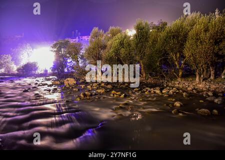 Pahalgam, Inde. 30 septembre 2024. Une photo longue exposition montre un ruisseau coulant à travers la forêt la nuit à Pahalgam, une station de montagne à environ 120kms de Srinagar la capitale estivale du Jammu-et-Cachemire. (Photo de Saqib Majeed/SOPA images/Sipa USA) crédit : Sipa USA/Alamy Live News Banque D'Images