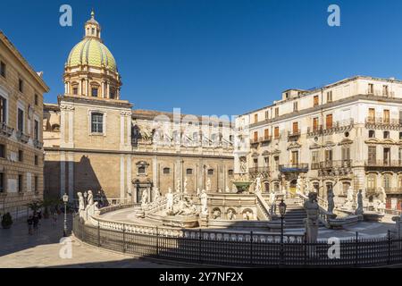 ITALIE. SICILE. PALERME. LA PIAZZA PRETORIA, ÉGALEMENT CONNUE SOUS LE NOM DE PIAZZA DELLA VERGOGNE (PLACE DE LA HONTE), RESTE L'UN DES MONUMENTS LES PLUS SYMBOLIQUES DE LA VILLE. PO Banque D'Images