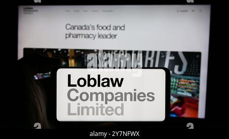 Allemagne. 26 septembre 2024. Dans cette illustration photo, une personne tient un téléphone cellulaire avec le logo de la société canadienne de vente au détail Loblaw Companies Ltd. Devant la page Web de l'entreprise. (Photo timon Schneider/SOPA images/SIPA USA) *** strictement à des fins éditoriales *** crédit : SIPA USA/Alamy Live News Banque D'Images