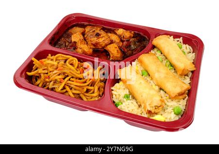 Poulet chinois et sauce aux haricots noirs repas prêt avec riz frit aux œufs, chow mein de légumes et rouleaux de printemps Banque D'Images