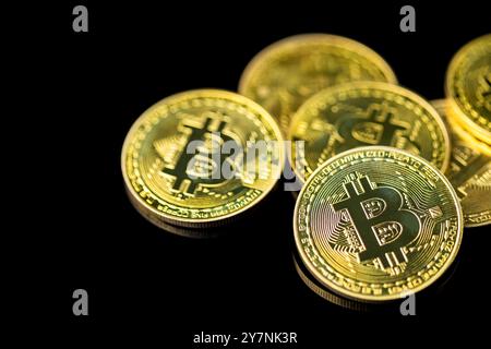 Bitcoin sur fond sombre, gros plan bitcoin doré une monnaie numérique, fonctionne sur un système décentralisé avec des transactions enregistrées et de nouvelles unités cr Banque D'Images