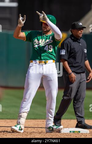 Ryan Noda (49), infidié d'Oakland Athletics, célèbre un coup de base à la première base lors d'un match de saison régulière de la MLB entre les Yankees de New York et Oaklan Banque D'Images