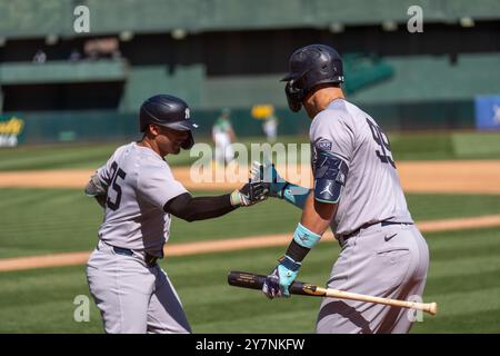 Gleyber Torres (25), l'infidélisateur des New York Yankees, célèbre avec Aaron Judge (99), l'outfielder des New York Yankees, après avoir frappé un home run lors de la régula de la MLB Banque D'Images