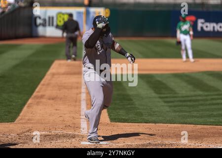 Gleyber Torres (25), infidélisateur des Yankees de New York, marque la base à domicile pour marquer lors d'un match de saison régulière de la MLB entre les Yankees de New York et l'Athleti d'Oakland Banque D'Images