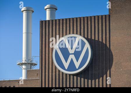 Volkswagen logo am VW-Kraftwerk, Werk Wolfsburg, Niedersachsen, Deutschland Banque D'Images