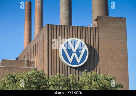 Volkswagen logo am VW-Kraftwerk, Werk Wolfsburg, Niedersachsen, Deutschland Banque D'Images