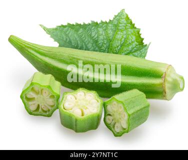 Gousses de graines vertes d'okra et morceaux d'okra isolés sur fond blanc. Le fichier contient des chemins de détourage. Banque D'Images